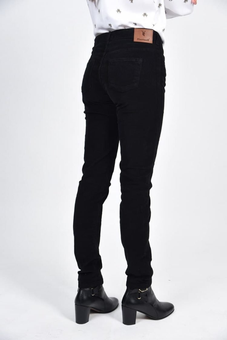 lady wearing black needle jeans side view