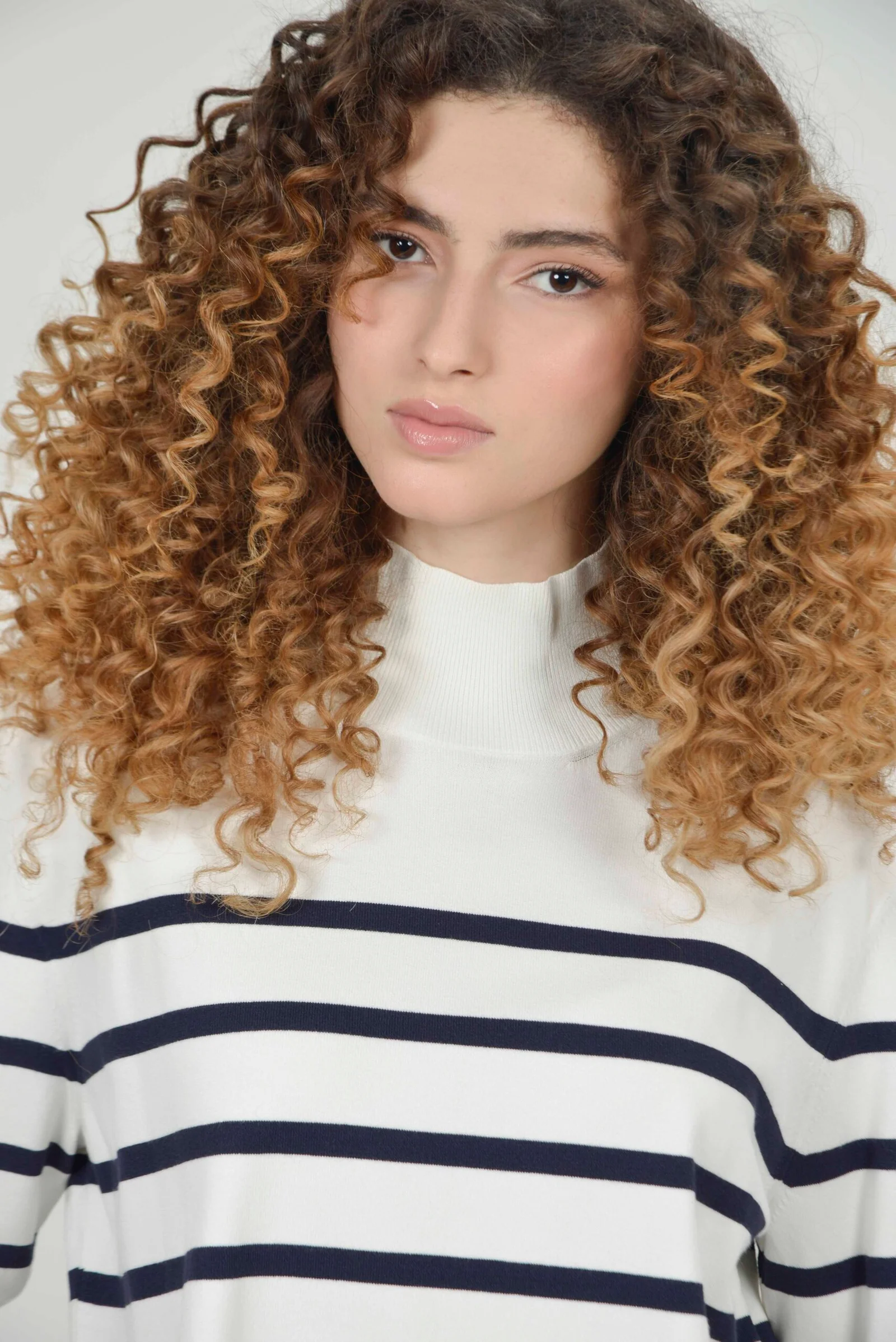 DORIS White Stripe CU scaled 1